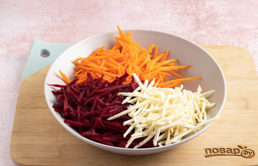 1. Этап. Салат «Разгрузочный»: Корень сельдерея, свеклу и морковь очистите от кожуры и натрите на терке для моркови по-корейски.