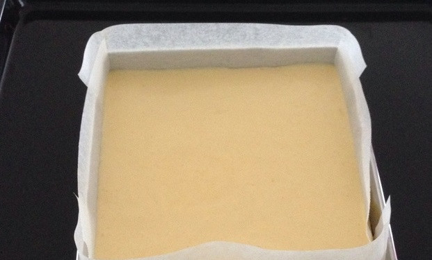 1. Этап. Бисквитный рулет с брусничным суфле: 8. Тесто готово для запекания.