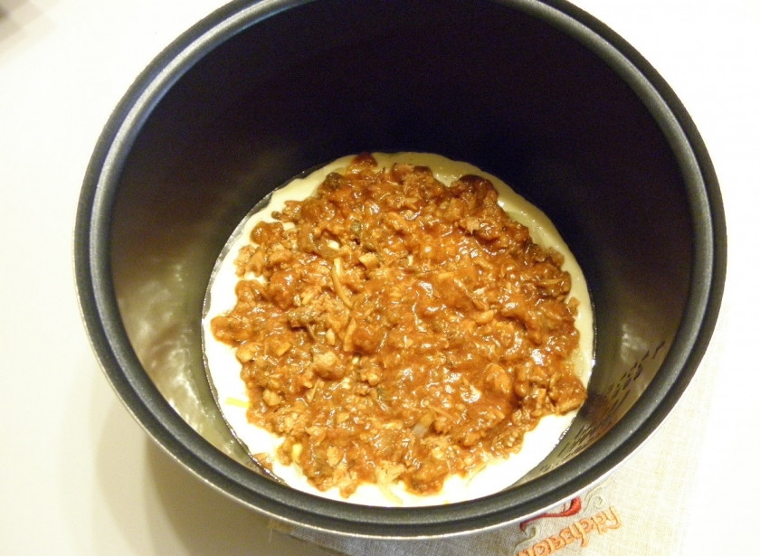 1. Этап. Заливной пирог с рыбными консервами: Распределите консерву.