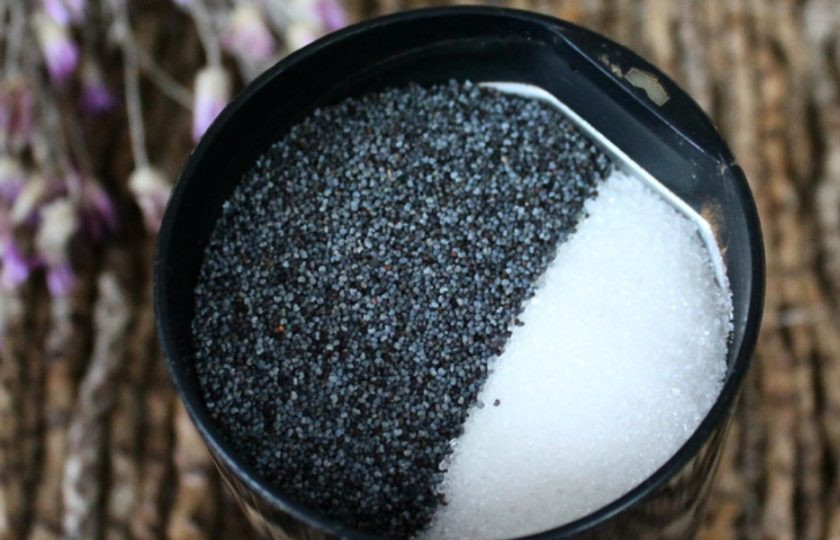 1. Этап. Творожное печенье с маком: Готовим начинку. Мак и 3 ложки сахара перемалываем вместе.