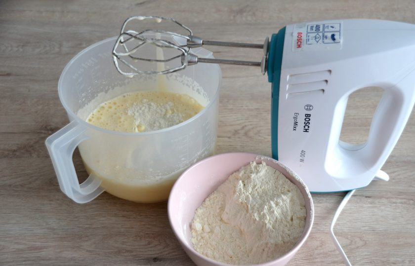 1. Этап. Торт Нежное облако: Добавьте к взбитым яйцам муку и соль, на небольшой скорости миксера взбейте до однородности.