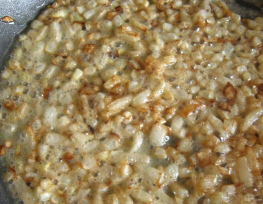 1. Этап. Свинина в сметане на сковороде: 2. Теперь на остатках масла (можно добавить еще немного растительного) обжарим измельченный лук с мукой. Когда зарумянится - добавляем сметану, перемешаем и тушим.