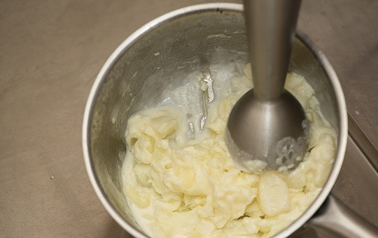 1. Этап. Азу по-татарски из говядины: 7. Готовый картофель разомните в пюре, добавив к нему немного сливок, масла или молока, например. Вот и все, азу по-татарски из говядины в домашних условиях можно подавать к столу! Приятного аппетита!