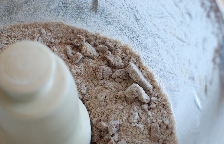 1. Этап. Десерт из персиков и ежевики: В кухонном комбайне до однородности перемешаем муку, коричневый сахар, сахарный песок, печенье и корицу.