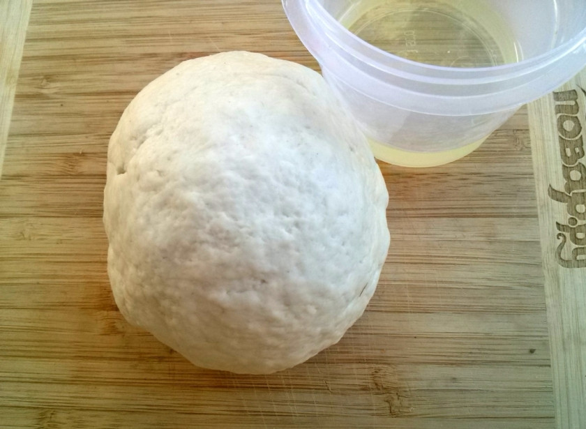 1. Этап. Токаш (лепешка): Муку просейте, сделайте в центре углубление, куда добавьте дрожжи, теплую воду и соль. Руки смажьте растительным маслом, замесите теперь кислое тесто. Накройте его полотенцем и оставьте в теплом месте на 30 минут для подъема.