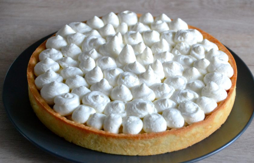 1. Этап. Баноффи пай с выпечкой: Часть взбитых сливок нанесите поверх бананов с помощью шпателя. Оставшийся крем нанесите из кондитерского мешка с простой круглой насадкой.