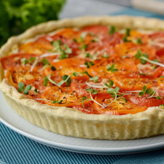 Открытый пирог с помидорами