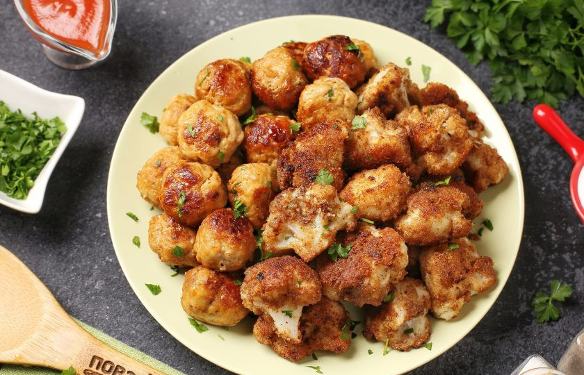 1. Этап. Фрикадельки с цветной капустой: Фрикадельки с цветной капустой готовы. Подавайте на общем блюде или порционно с различными соусами или свежими овощами и зеленью. Приятного аппетита!