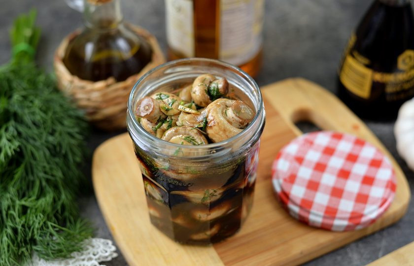 1. Этап. Маринованные шампиньоны в соевом соусе с чесноком и укропом: Переложите шампиньоны в удобную банку, залейте маринадом и оставьте на три-четыре часа до полного остывания. Можно сразу после остывания поставить в холодильник.