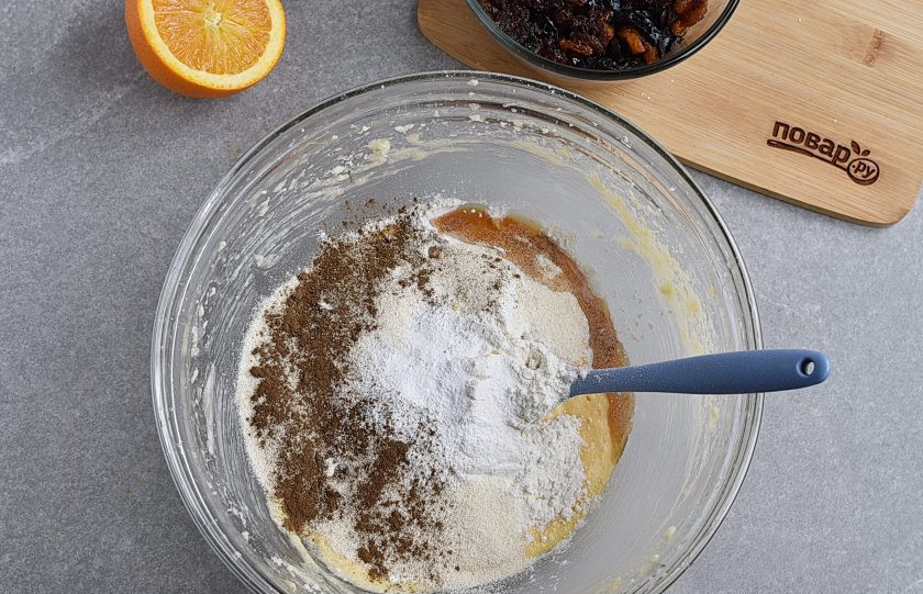 1. Этап. Рождественский кекс: Добавьте корицу и ванильный экстракт, оставив немного для глазури. Быстро перемешайте до объединения продуктов.