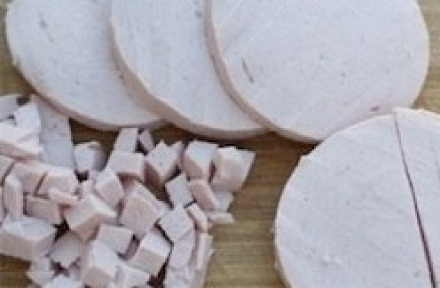 1. Этап. Вкусный салат Оливье: Колбасу очистите от пленки и нарежьте кубиком.