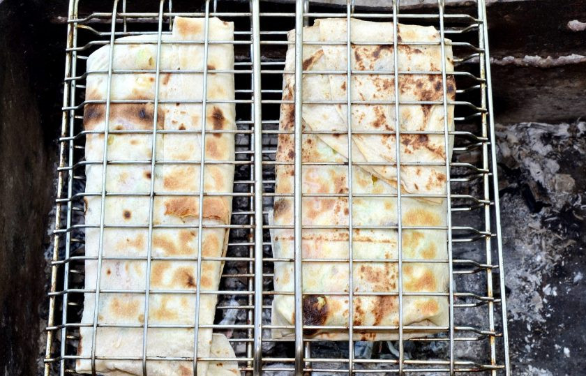 1. Этап. Шаурма на углях: Поджарьте с двух сторон до румяности.