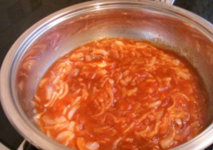 1. Этап. Рыба, жаренная под соусом: Влейте к луку 150 мл воды и добавьте томатную пасту. Перемешайте, доведите до кипения. Готовьте 5-7 минут, затем снимите с огня.