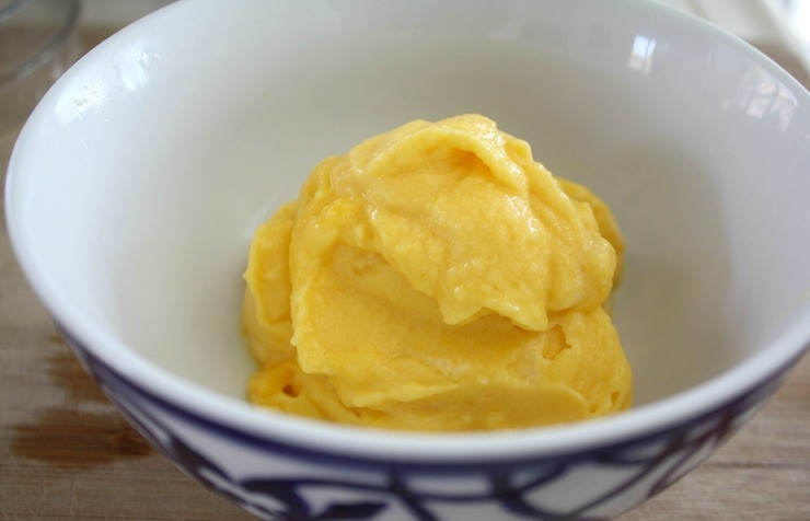 1. Этап. Итальянское мороженое Джелато: 3. Отправим в морозилку. Через час достанем, еще раз взобьем, чтобы не было крупных кристаллов льда, и опять заморозим. А потом достаем — и подаем к столу!