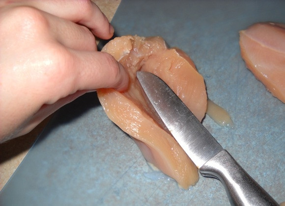 1. Этап. Куриные грудки, фаршированные сыром и пепперони: 2. В каждом кусочке сделайте карманчик, но не прорежьте полностью, посолите и поперчите.