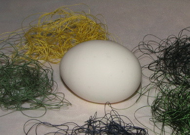 1. Этап. Яйца, крашенные нитками: 2. Из ниток разных цветов нужно смотать небольшие комочки, похожие на птичьи гнезда. При использовании толстых ниток, это делать не обязательно, их достаточно сразу наматывать на яйцо.