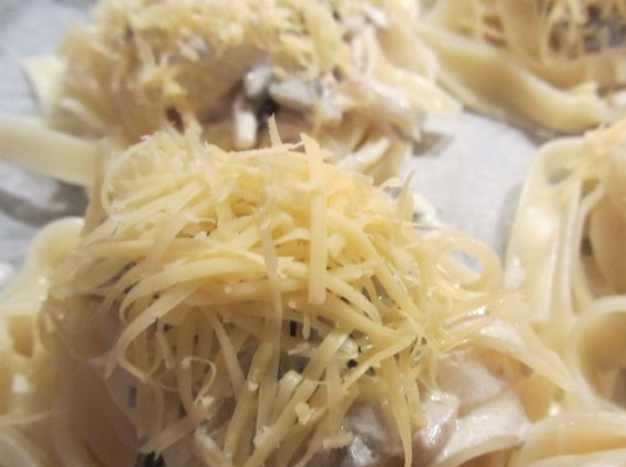 1. Этап. Жульен с макаронами: Обильно посыпьте тертым сыром и отправьте в разогретую до 180 градусов духовку на 10 минут. Готовое блюдо посыпьте измельченной зеленью и подайте на стол.