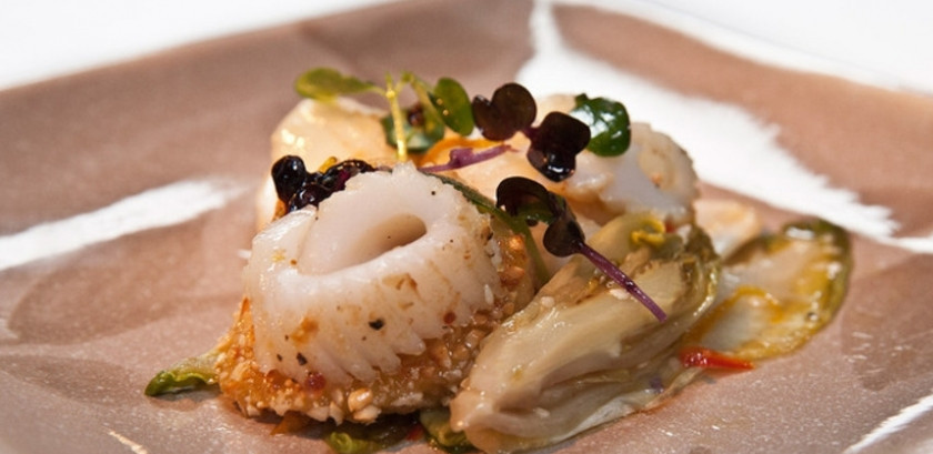 1. Этап. Кальмары с апельсинами: Выложите сначала цикорий. Затем — бананы. Кальмары нарежьте и выложите сверху. Полейте апельсиновым сиропом и украсьте кресс салатом.