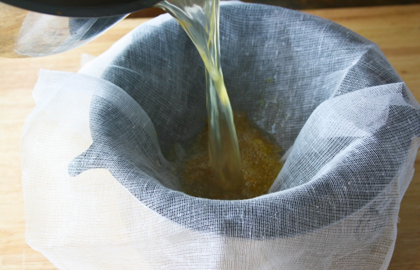 1. Этап. Апельсиновый сок с медом: Дайте получившемуся сиропу остыть, после чего процедите его через марлю.