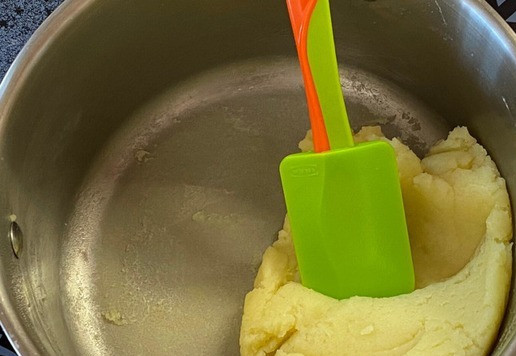 1. Этап. Рулет Карпатка: При постоянном помешивании, доведите тесто до загустения. Как только на дне сотейника появится 