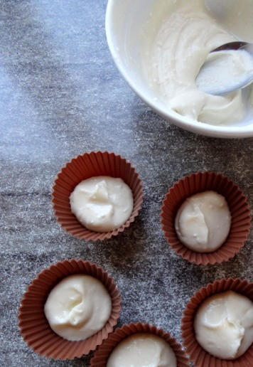 1. Этап. Сырники из творожного сыра с бананом: В небольшие формочки выложить по ложке сырной массы. Силиконовые формы я не смазывала.