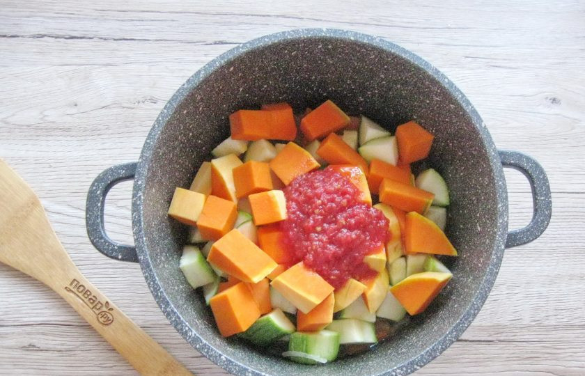 1. Этап. Овощное рагу с тыквой и кабачками: Добавьте томатный морс, посолите, поперчите и накройте крышкой. На среднем огне тушите овощи 15-20 минут.