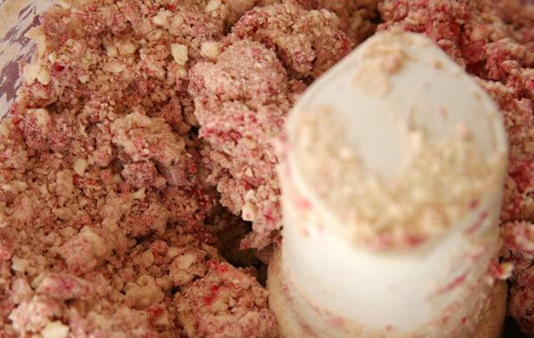 1. Этап. Сливочные лепешки с малиной: 2. Перемешивать до тех пор, пока тесто не станет влажным, но в то же время не останется рассыпчатым. Выложить тесто на рабочую поверхность и сформировать шар. Замесить тесто несколько раз, затем раскатать в квадрат размером 17 см и толщиной около 2,5 см.