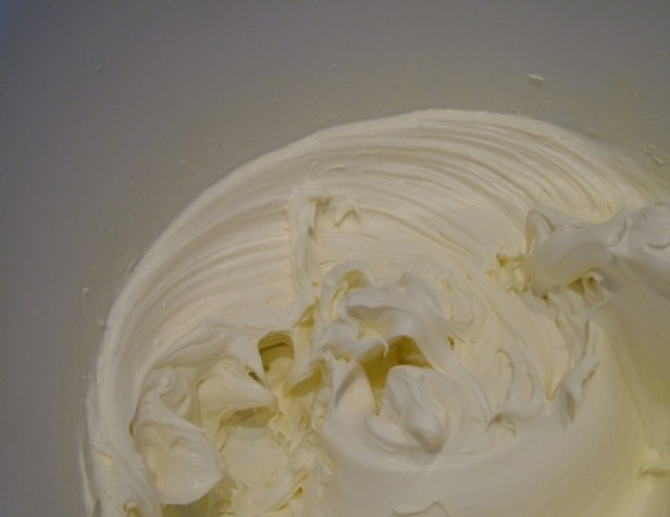 1. Этап. Мороженое из дыни: Взбейте сливки.