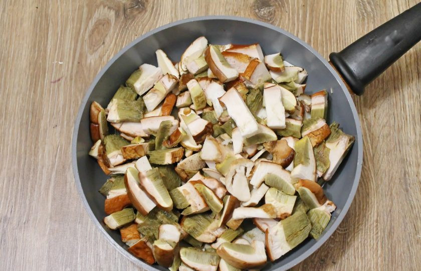 1. Этап. Жареные боровики: Боровики порежьте средними дольками. В сковороду налейте половину масла и выложите грибы.