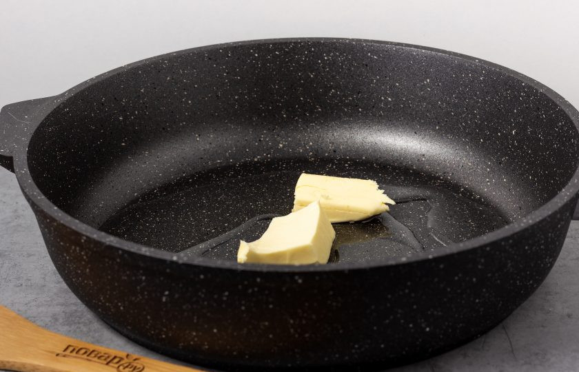 1. Этап. Куриная котлета по ГОСТу: Жарьте котлеты на топленом масле или на смеси растительного и сливочного масла.