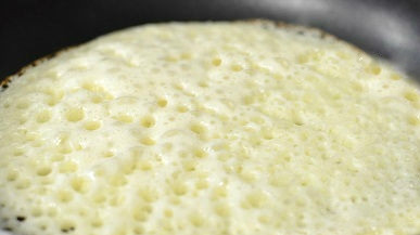 1. Этап. Блины с сухими дрожжами: Сковородку накаляем и мажем маслом. Выливаем тесто при помощи половника, распределяя равномерно. Жарим с обеих сторон по 2-3 минуты, до золотистого цвета.