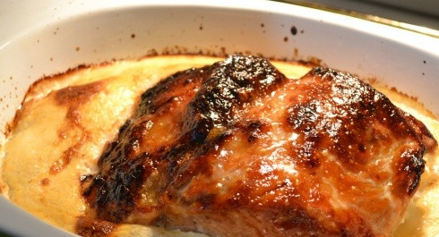 1. Этап. Мясо в молоке в духовке: За это время несколько раз необходимо смазать мясо соусом. Готовность мяса проверяем по соку, который выделится, если проколоть мясо ножом. Сок должен быть прозрачным.