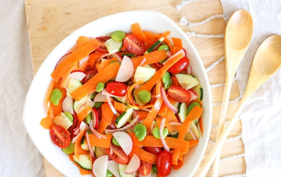 1. Этап. Салат из редиса: 6. Салат получается витаминным, летним и очень вкусным. Его можно есть самостоятельно или подавать к мясу, рыбе или любому гарниру.