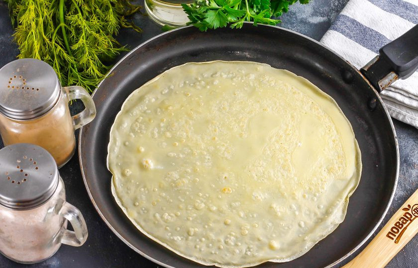 1. Этап. Куриный рулет с блинами: Обжарьте блины из теста, выпекая по минуте с каждой стороны до легкой румяности.