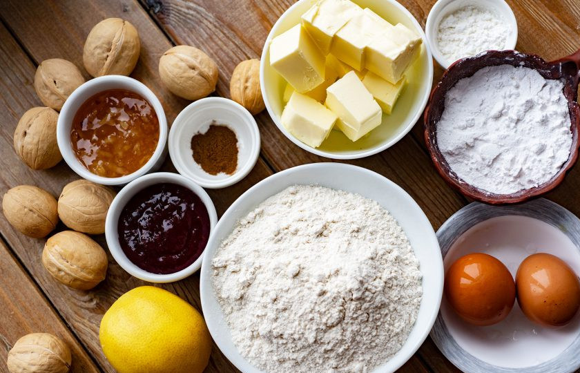 1. Этап. Австрийское Линцерское печенье: Подготовьте все необходимые ингредиенты. Сливочное масло должно быть мягким, поэтому выложите его из холодильника за час до начала приготовления.