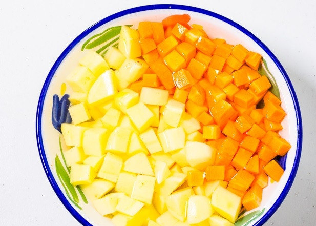 1. Этап. Свинина с изюмом: Морковь с картофелем замочите в холодной воде.