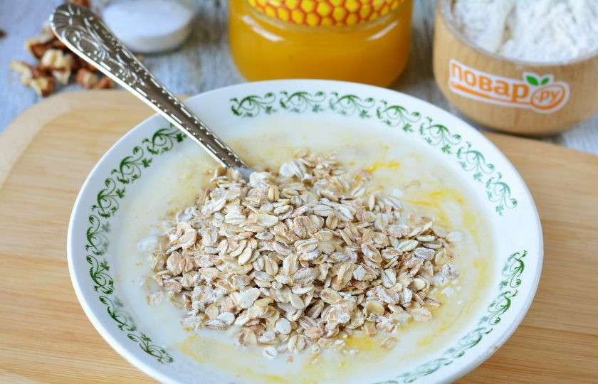 1. Этап. Диетический банановый пирог: Всыпьте овсянку.