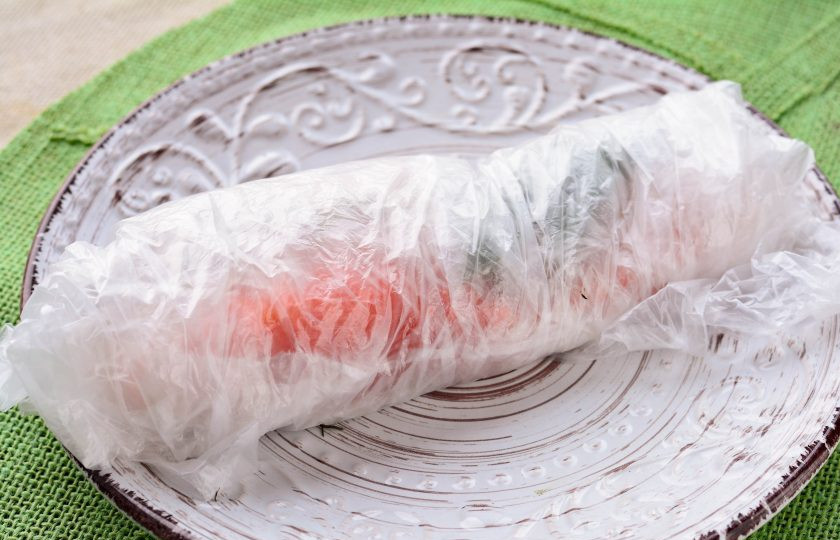 1. Этап. Семга соленая: Плотно заверните пакет и поставьте рыбу в холодильник мариноваться.