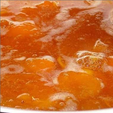 1. Stage. Apricot jam: Put on low heat and boil for 10 minutes, then pour out all the sugar and cook until it is completely dissolved, and then another 30 minutes until thick.