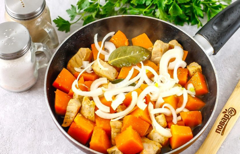 1. Этап. Мясо с тыквой: Очистите репчатый лук, нарежьте полукольцами и добавьте в емкость. Перемешайте и обжарьте еще 3 минуты, затем накройте емкость крышкой и пропарьте все на минимальном нагреве примерно 5 минут до готовности мяса и тыквы.