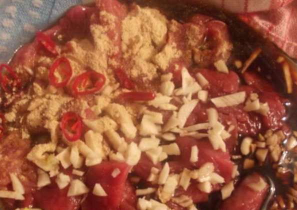 1. Этап. Говядина, маринованная в соевом соусе: Добавьте к мясу измельченный чеснок, имбирь, чили и соевый соус.