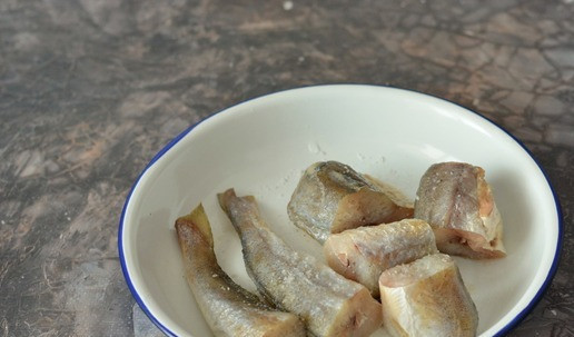 1. Этап. Жареная навага в муке и яйце: Нарежьте навагу на небольшие кусочки и посолите. Дайте постоять 5-10 минут. Можно поперчить по вкусу или посыпать приправой для рыбы.