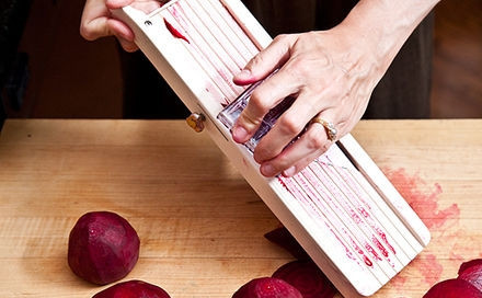 1. Этап. Свекла маринованная на зиму: Свеклу моем, очищаем от шкурки и нарезаем тонкими пластинами как и имбирь.