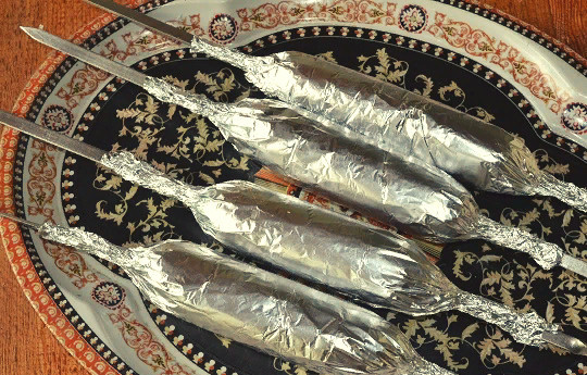 1. Этап. Люля-кебаб из курицы на мангале: А теперь главный секрет люля из курицы - оберните их аккуратно фольгой.