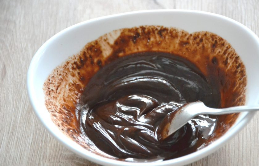 1. Этап. Крем Пломбир для эклеров: Перемешайте глазурь до однородности, нанесите на эклеры с помощью силиконовой кисточки.