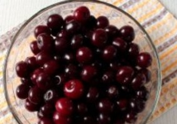 1. Этап. Вишневое варенье в мультиварке: Вишню тщательно промоем, удаляем все черенки и всевозможные соринки.