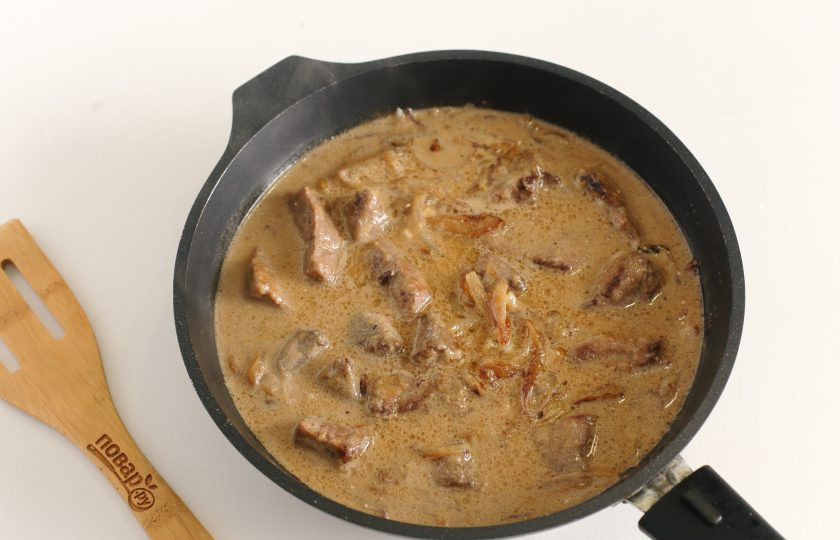 1. Этап. Картофель запеченный с говяжьей печенью в сметане: Затем добавьте необходимое количество сметаны, соль по вкусу, специи и влейте тонкой струйкой нужное количество воды. Тушите печень в подливе еще около 2-3 минут.