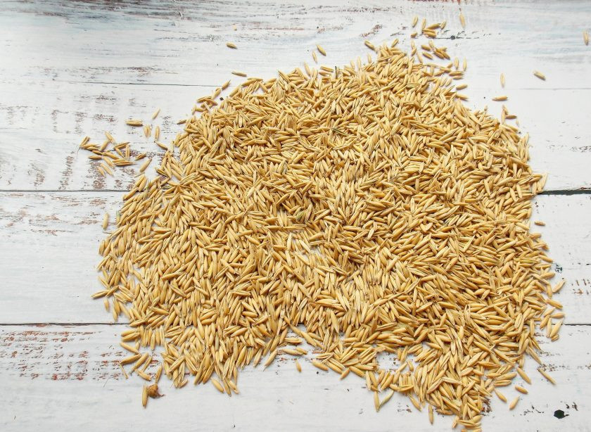 1. Этап. Овсяный кисель из цельного овса: Для начала цельный овес тщательно вымойте в теплой воде и откиньте на сито. После того как стечет вода, разложите овес на чистой ткани и полностью его просушите. На это уйдет примерно сутки.