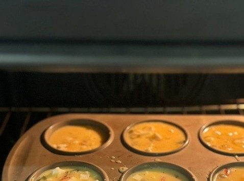 1. Этап. Закусочные маффины из яиц: Отправить в разогретую духовку до 180 градусов на 25-30 минут