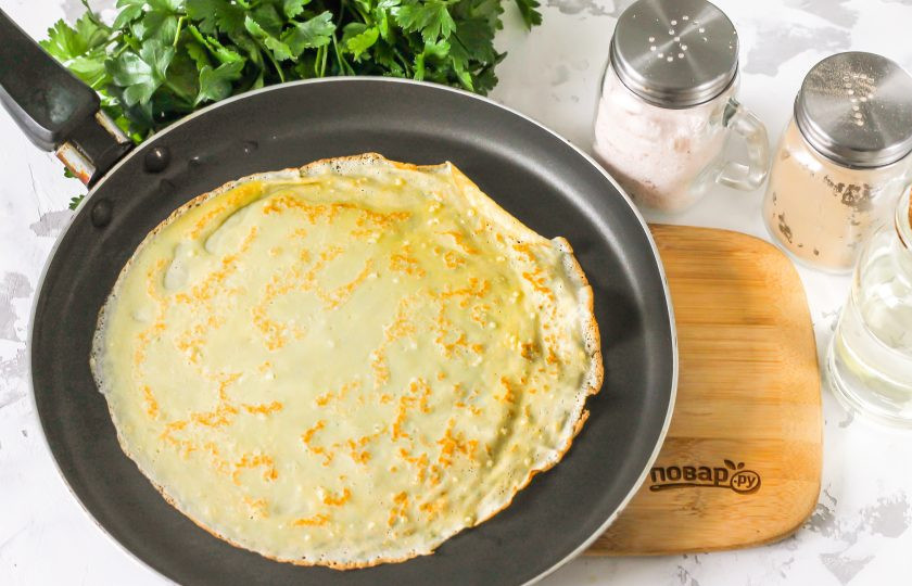 1. Этап. Блины на пиве без молока: Прогрейте сковороду и влейте часть теста. Испеките блин с каждой стороны по 1-2 минуты и выложите на тарелку. Таким образом приготовьте и остальные блины.